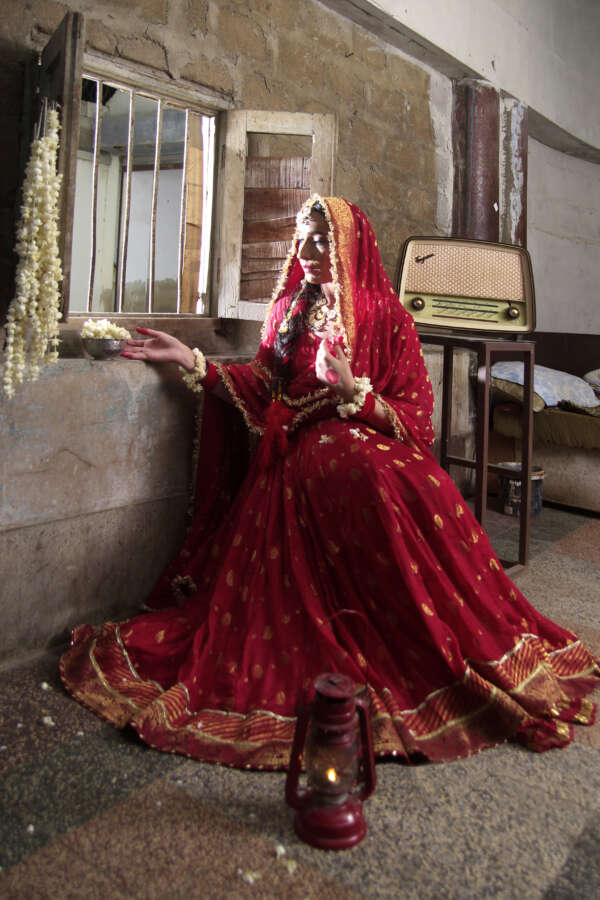 Surkh Saaz – A Vibrant Red Banarsi Pishwas by Ek Qali - Image 5