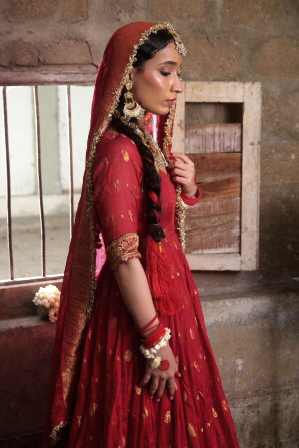 Surkh Saaz – A Vibrant Red Banarsi Pishwas by Ek Qali