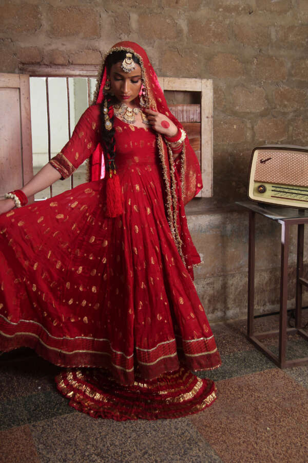 Surkh Saaz – A Vibrant Red Banarsi Pishwas by Ek Qali - Image 4