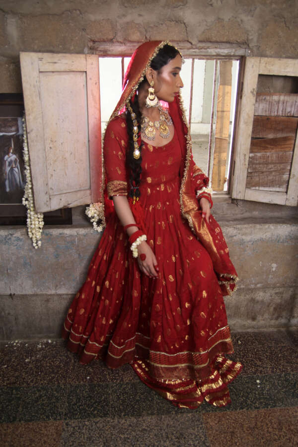Surkh Saaz – A Vibrant Red Banarsi Pishwas by Ek Qali - Image 2
