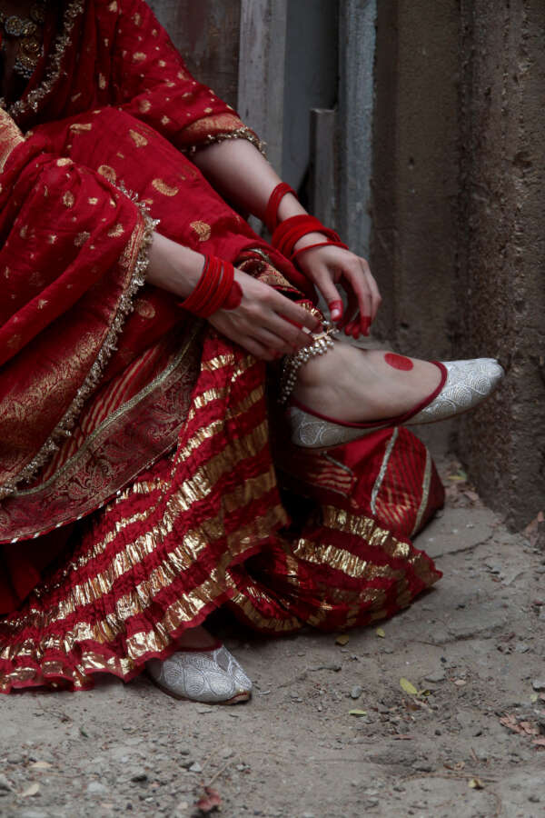 Surkh Saaz – A Vibrant Red Banarsi Pishwas by Ek Qali - Image 7